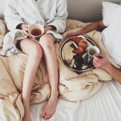 rainydaysandblankets:

oh my goodness. if i’ve ever seen a photo of what i want my saturday and sunday mornings to look like, this is it.
