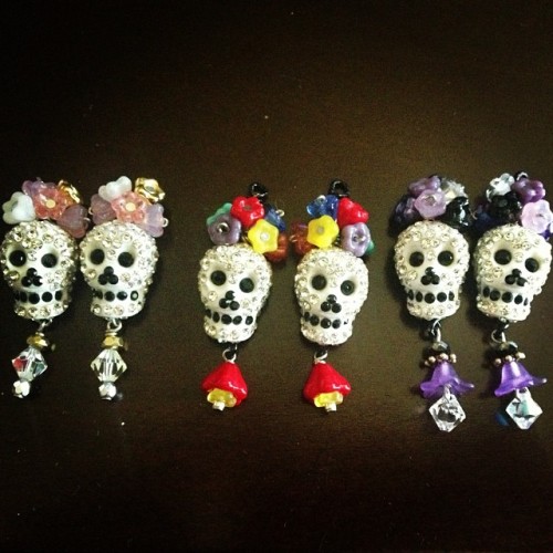 Rhinestone Skull Dead Frida Earrings!! #rainsembellishments #diadelosmuertos #dayofthedead #halloween #fridakahlo