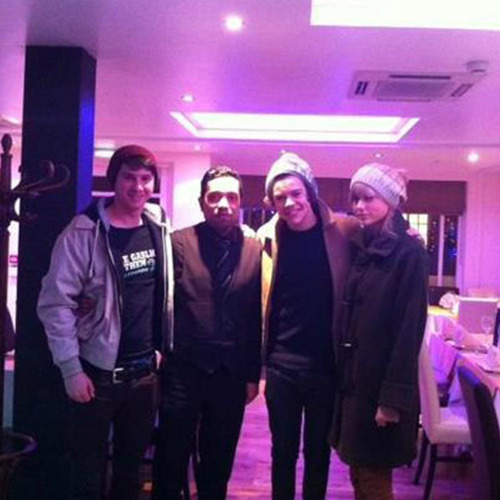 
Taylor and Harry with fans 12/12/12 (+)
