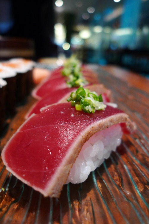 gluttonyisabliss:  (via _bambi_) Seared tuna sushi