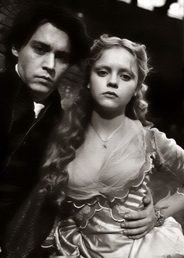 suicideblonde:

Johnny Depp and Christina Ricci on the set of Sleepy Hollow, photographed by Mary Ellen Mark