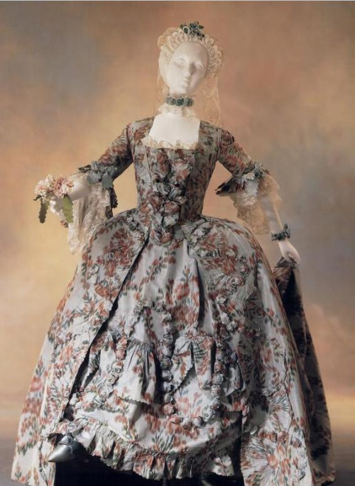 fuckyeahmantuamaker:  Robe à la françaiseFrancec.1765 An open gown is simple - it’s a gown that has a separate petticoat (in 18th century parlance, a skirt) and is open in the front.  What we traditionally associate with the 18th century.  Fabric for petticoats can vary - either a contrasting or matching fabric - depends on your fancy! - this one has one that matches. Lovely. This style of fabric is called chiné à la branche - the pattern is printed onto the warp before weaving the fabric. from the Kyoto Costume Institute
