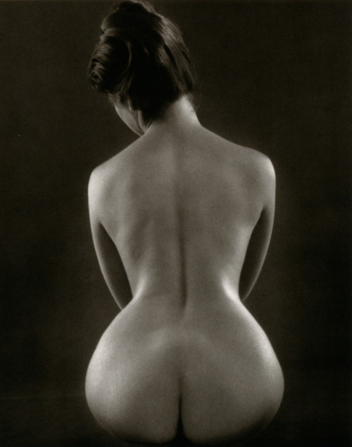 Ruth Bernhard - Hourglass, 1971
From Ruth Bernhard: The Eternal Body