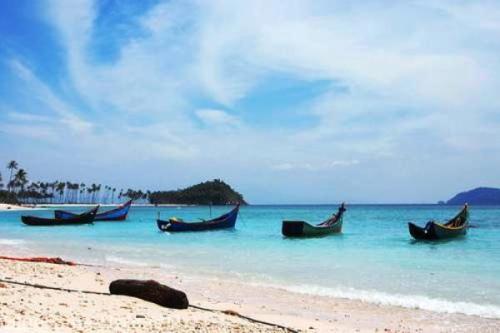 Pulo Aceh adalah Wilayah Kecamatan dari Kabupaten Aceh Besar, yang terdiri dari gugusan pulau-pulau kecil dengan pemandangan yang sungguh indah dan mempesona.
Begitu juga dengan pemandangan bawah laut yg tidak kalah indahnya, berbagai jenis ikan hias dan terumbu karang yg indah dapat ditemukan disini. Gugusan pulau-pulau yg indah ini antara lain Pulau Breuh dan Pulau Nasi.
Dari Banda Aceh dengan menumpangi (boat) perahu motor membutuhkan waktu tempuh sekitar 2 jam perjalanan.