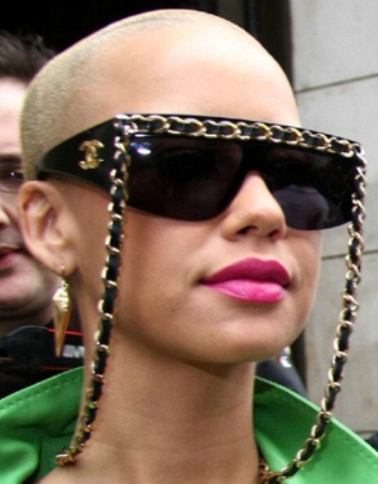 AMBER ROSE IS HAWT ASS HELLBSIDE THE FACT THAT SHE SMOKES UGH
