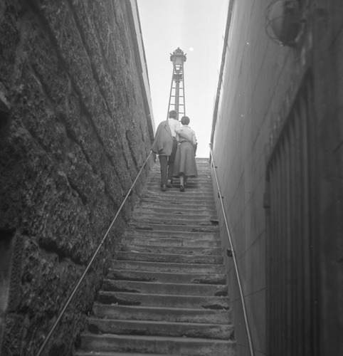 killerbeesting:  les amoureux à l’escalier, quais de  seine, paris, 1955 by gérald bloncourt