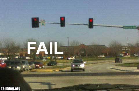 Três semáforos para uma única via? Nem se as pessoas tivessem três olhos, isso faria sentido!