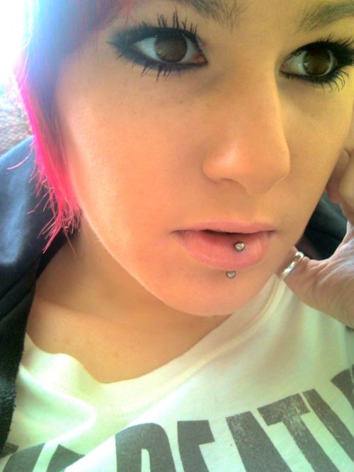 vertical labret. in my opinion the prettiest lip piercing a girl can have ♥ 
