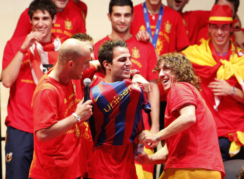 barcelona fc jersey 2010. text. Reina and Puyol putting