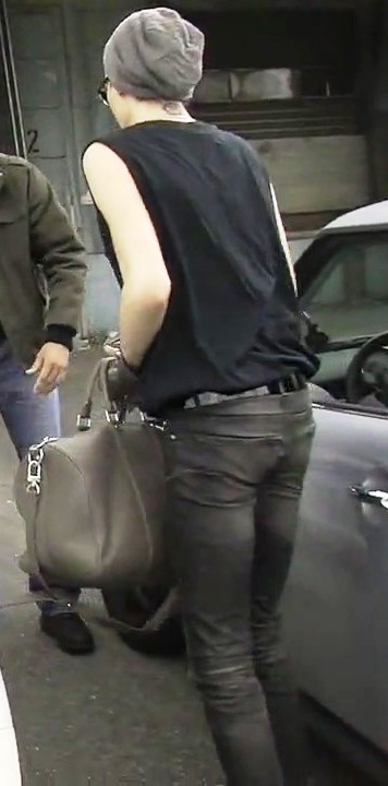 -billajandro:

winfafreedom89:

(via thekaulitz)

murse.

 Who cares about the murse. Look at his backside.