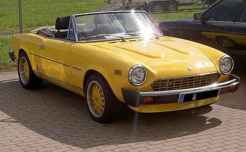 Starring 821681 Fiat 124 Sport Spider Do you like yellow