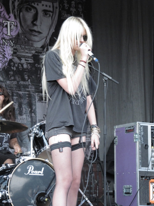 swallowpeoplewhole:

The Pretty Reckless last night at Warped Tour.
