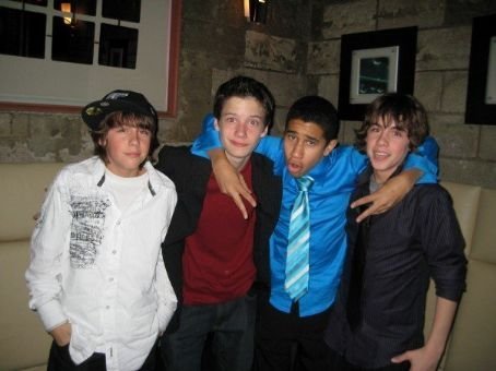 Munro is in the purple shirt :). is it just me or does Thomas look like such 