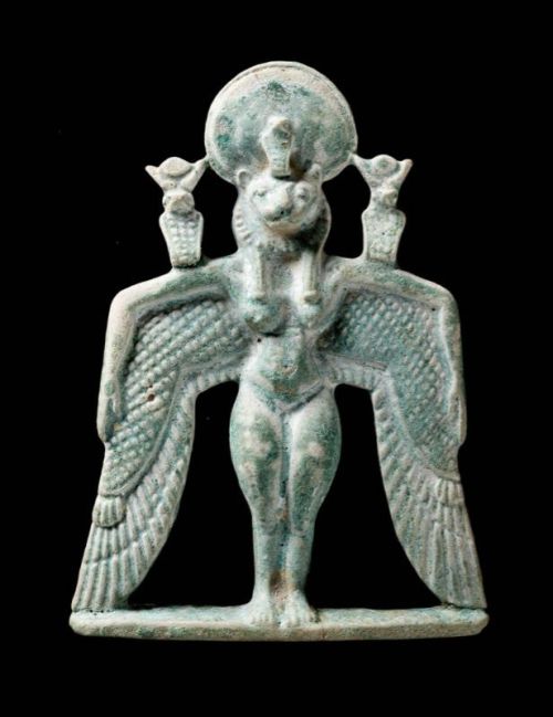 Амулет крылатых goddessNubian, Napatan Период правления Piankhy (Piye), 743-712 BCFindspot: El-Kurru, Нубии (Судан) Музей изящных искусств, Бостон<br/>