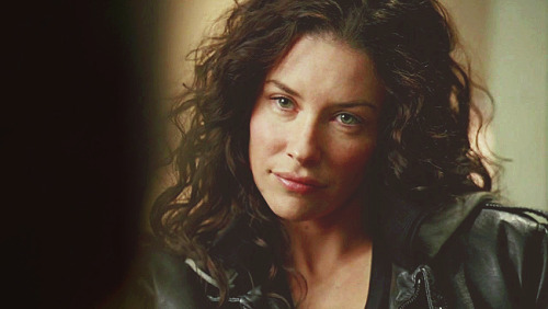 Kate Austen Top five caps s6 04 posted 1 year ago 23 notes