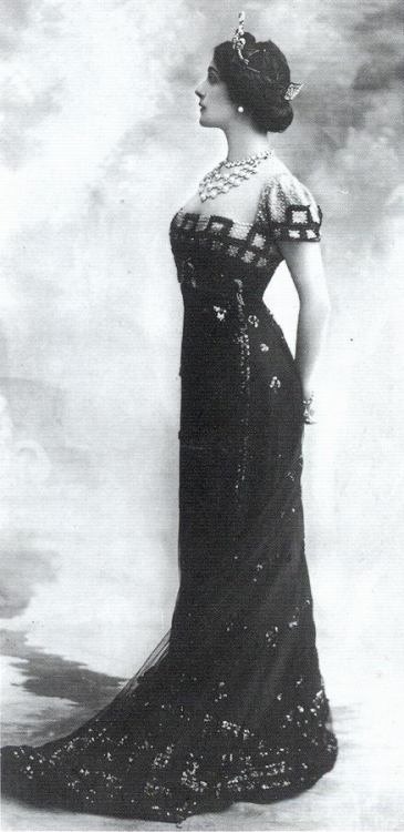 edwardianera:

via Beautiful Century
Lina Cavalieri, 1910s
[Submitted by agreyeyedgirl]
