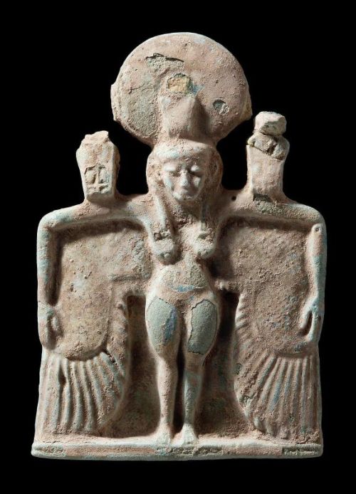 Амулет крылатых goddessNubian, Napatan Период правления Piankhy (Piye), 743-712 BCFindspot:-эль-Kurru, Нубии (Судан) Музей изящных искусств, Бостон<br/>