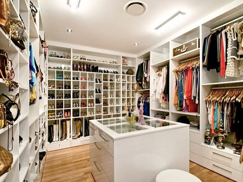 urmyhigherlove:

I wish I had a closet like that. hah
