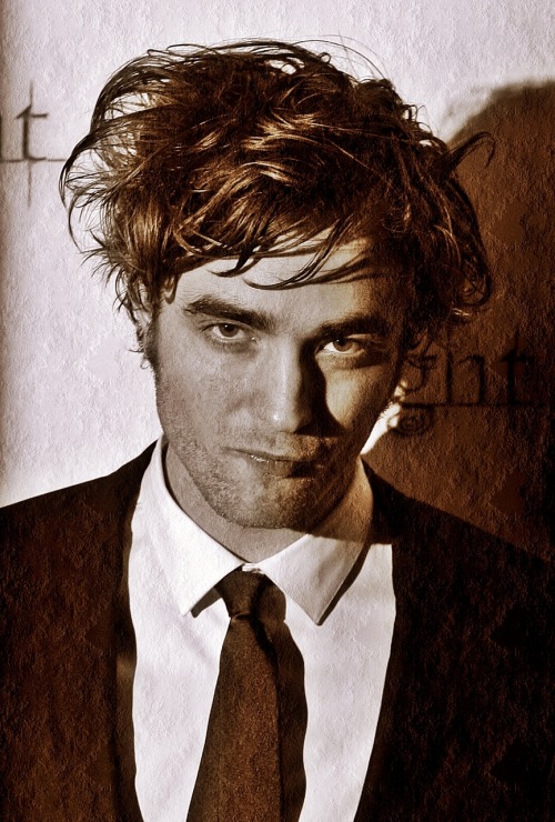 maliciouspipi:


The last one…
Pattinson, that look kills me