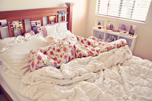 I have the same bedsheets (the floral ones) ♥