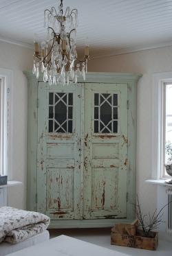 acottageinthewoods:

Such a pretty corner cabinet from Vita Ranunkler
Indeed&#160;!
