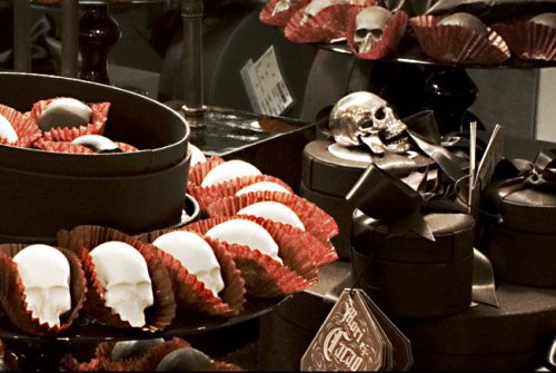 gothiccharmschool:  Skull. Chocolates. Oh, how I covet these. 