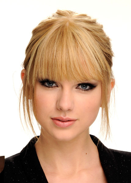 Taylor Swift 2011 Hair. TAYLOR SWIFT on straight hair.