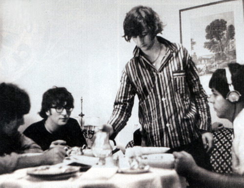 Ringo pours the tea at breakfast in 1965