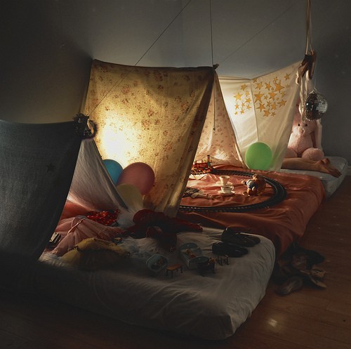 This morning&#8217;s day dream:
building forts and games of make believe 