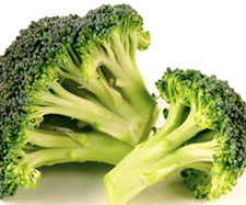 Brokoli memiliki beragam manfaat untuk kesehatan tubuh, seperti mencegah terjadinya kanker kolon, kanker prostat, kanker paru dan kanker perut. Zat terkandung di dalam brokoli juga bermanfaat sebagai antioksidan. Sedangkan seratnya bermanfaat untuk mencegah konstipasi/sembelit dan ganguan pencernaan lainnya.Selain itu tahukah Anda bahwa Cara mengkonsumsinya pun sangat mudah, bisa dimakan mentah, ditumis, dicampur sebagai salah satu bahan sop atau dikukus sebagai lalapan.Meningkatkan daya kerja otakPeneliti dari Royal Pharmaceutical Society membuktikan bahwa brokoli mengandung senyawa yang mirip dengan obat-obatan penyakit Alzheimer. Alzheimer adalah bentuk dementia (berkurangnya ingatan) yang paling umum dijumpai di kalangan orang tua yang disebabkan oleh enzim acetylcholinesterase. Brokoli dianggap memiliki sifat anti-acetylcholinesterase paling kuat.Mengatur tingkat gula darahKandungan chromium di dalam brokoli dapat mengatur tingkat gula darah sehingga brokoli sangat disarankan untuk dikonsumsi penderita diabetes. Menetralkan zat penyebab kankerSulforaphan, zat antioksidan pada brokoli dapat membantu tubuh menghilangkan atau menetralkan karsinogenik, zat penyebab kanker. Diketahui juga bahwa zat bekarotin di dalam brokoli mampu mencegah kanker usus besar dan payudara.