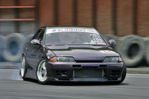 R32 skyline showing some drift action what impressed me about this one if