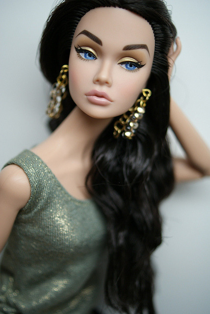 Quer uma garota perfeita? Compre uma Barbie! Ela não pensa, não fala e é manipulavel.