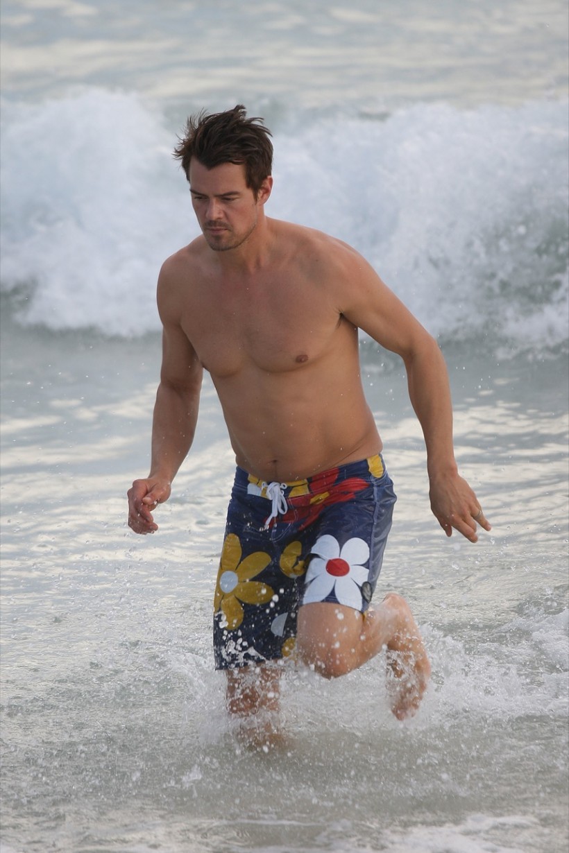 Josh Duhamel Goes Shirtless for Day at the Beach in Malibu 