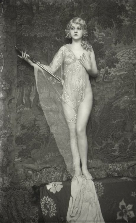 Ziegfeld Follies girl by Alfred Cheney Johnston 1915-1929