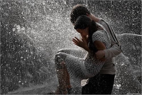 queengaga:

Ele: Qual é seu sonho? Ela: Ser beijada na chuva… E o seu?Ele: Ser o cara que te beija.
