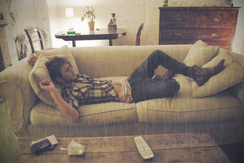 
“Sozinho em casa em uma sexta-feira, deitado no chão pensando em um velho amor.. Ou na falta de um.” 
(John Mayer)
