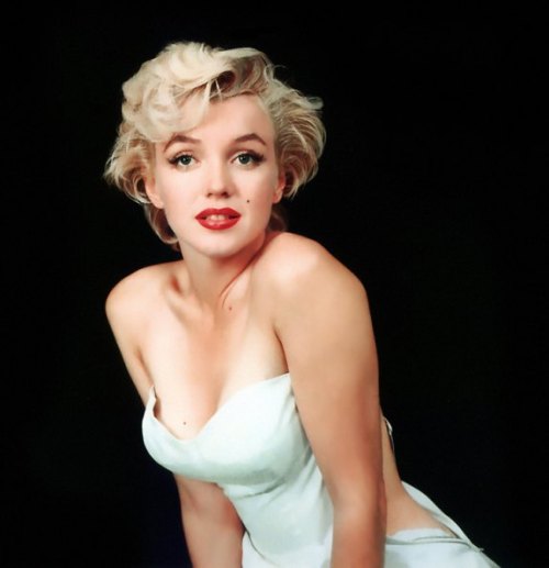 “Só porque você falhou uma vez, não significa que você vai falhar em tudo. Continue tentando, aguente firme, e sempre, sempre, sempre acredite em si mesmo. Porque se você não fizer isso, então quem vai, querida? Então… Mantenha sua cabeça erguida. Mantenha seu queixo para cima. E o mais importante, continue sorrindo. Porque a vida é uma coisa bonita e há muito para sorrir. “ Marilyn Monroe