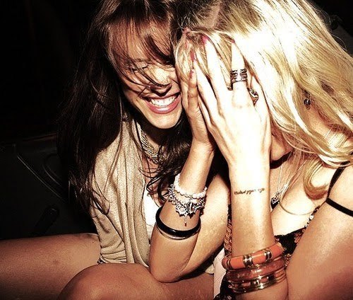 oisoubipolar:

A verdade é que por mais difícil que esteja sendo o seu dia, a sua melhor amiga sempre consegue lhe arrancar uma boa risada.

-  HoraDeSonhar


