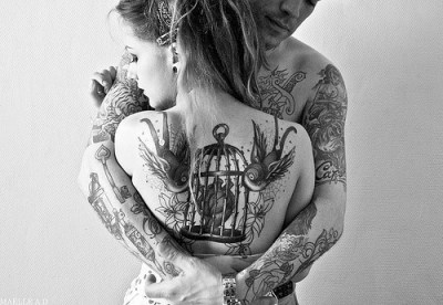 Quero ficar no teu corpo feito tatuagem, que é pra te dar coragem, pra seguir viagem quando a noite vem…