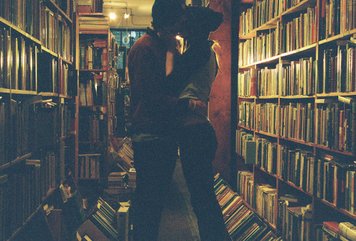 Kitaplar vardı nice yaşanmışlıkları anlatan. Aradım, çok aradım. En güzelini okumak istedim. 
Okurken yaşamak, kaybolmak istedim. 
Sonra seni gördüm.. 
Onca kitap arasından; seni seçtim. Seni okumak istedim.. 
Öyle ya yavaş yavaş okudum.. Hiç, hiç bitme istedim..