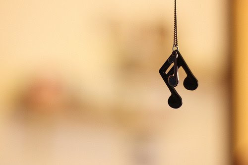 sapatosdecristal:

Prefiro a música, porque ela ouve o meu silêncio e ainda o traduz, sem que eu precise me explicar.
