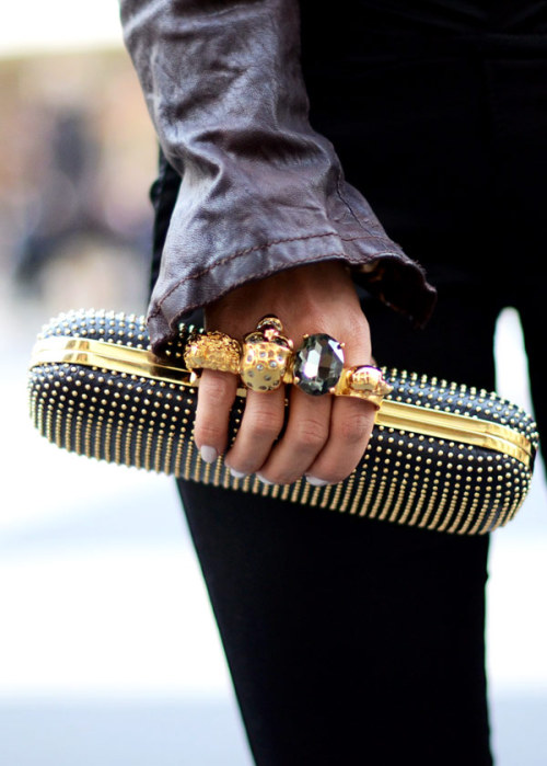 Dying for this clutch.

elle:

Street Chic NYFWAlexander McQueen clutch
Photo: Courtney D’Alesio
