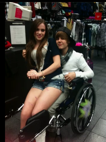 jbieberpictures:  Justin &amp; Caitlin. old but adorable! 