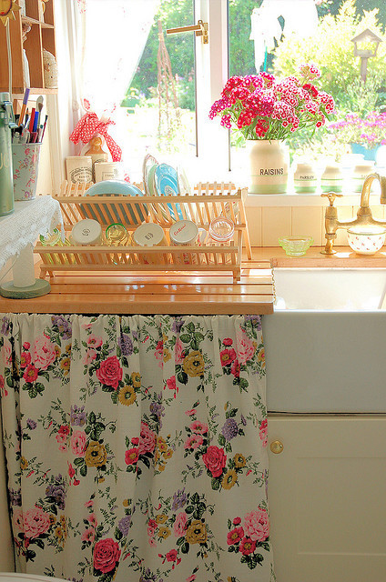 kitsch-kitchen:

lovelikepost:

I’d be a lot happier with a kitchen like this

everybody would :]
