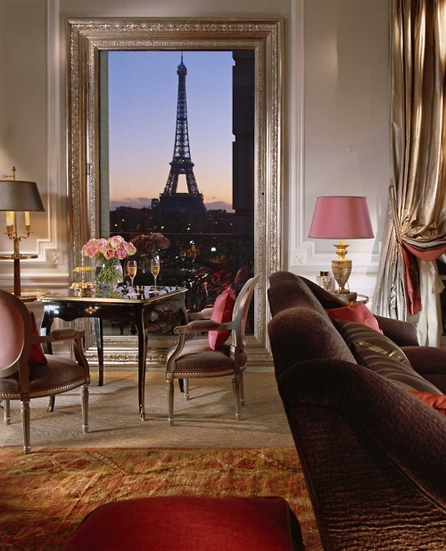 Framing a window or an entrance has got to be the most genius idea ever. Frames are so beautiful! Aww Paris.. Je t’aime