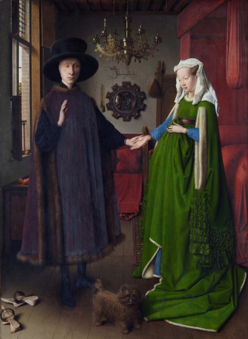 Ressam  :  Jan Van Eyck  (1395-1441)
Resim  :  The Arnolfini Portrait (1434)
Nerede  : National Gallery, Londra, İngiltere
Boyutu  : 82,2&#160;cm x 60&#160;cm
Hollandalı ressam Jan Van Eyck, yağlı boya resim tekniğinin babası olarak bilinir. Resmin yapıldığı tarihe dikkat etmemiş olabilirsiniz, 1434! Resim ilginç bir şekilde 1500, 1600 larde yapılan rönesans akımı örneklerinden daha yeni döneme ait durmaktadır. Resimdeki cam gibi parlaklık, ışığın kıyafetler üzerindeki yansıması, köpeğin tüylerinin detayı, tavandaki pirinç lambanın gerçekten pirinç etkisini vermesi o dönem resim sanatını için inanılmaz bir başarıdır. Jan Van Eyck, bu başarısının karşılığı almış, resimden çok para kazanmış bir ressam olarak da biliniyor. Sadece din ve devlet adamlarının değil, para karşılığında zengin ailelerin de resimlerini yaptı ve resim sanatının halka inmesinde öncü oldu. O dönemlerde resimlere imza atmak da dinen bir saygısızlık olarak görülürken, Van Eyck her birini itinayla imzaladı.  1400’ler tarihi kayıtlar için o kadar eski bir dönem ki, ressamın doğduğu yıl 1395 de doğduğu şehir bilinen Maaseik de bir varsayım.  Aynı varsayımlar resmin kime ait olduğu ve neyi anlattığı ile ilgili de mevcut. Bu resmin Giovanni di Nicolao Arnolfini ve eşine ait olduğu, eşinin hamile olup olmadığı, bunun  bir evlilik hatırası olup olmadığı, evlilik 1434’te ise eşinin önceden hamile kalmasının nasıl karşılandığı vb tartışmalara açık konulardır. Resmin sahibi National Gallery bu detaydan bahsetmese de, kaynaklarda Nicolao Arnolfini’nin eşinin 1433’te öldüğü, dolayısıyla bunun bir anma resmi olduğu, eşinin hayal edildiği gibi hamile ve masum resmedildiği söylenmekte. Resimdeki en ilginç özellik, duvardaki aynada Van Eyck’in de yansımasının görünmesi ve aynanın hemen üzerinde özel bir yazı karakteriyle “Jan van Eyck buradaydı 1434” yazmasıdır.