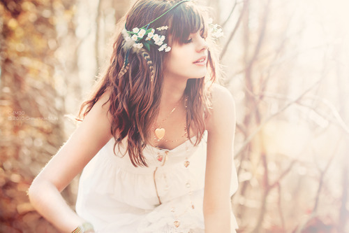 More spring hair inspiration :) Love how casual but cute this hair do is! (via we heart it)
