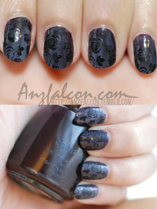 anzfalcon:

Romantic and dark… Anna Sui inspired nails… Sporting these right now, it looks really pretty on short nails. 
Win the whole China Glaze Crakle Glaze collection “Join my giveaway HERE”!
