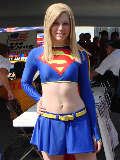 angelophile:

Supergirl Cosplay at the Superman Celebration ‘09. Photo by Seth 4:10. (Source)
