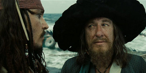 mayaraortiz:

pequenacaixa:
Capitão Barbossa : O mundo já foi um lugar muito melhor. 
Capitão Jack Sparrow&#160;: O mundo continua o mesmo , só há menos razões para se viver. 